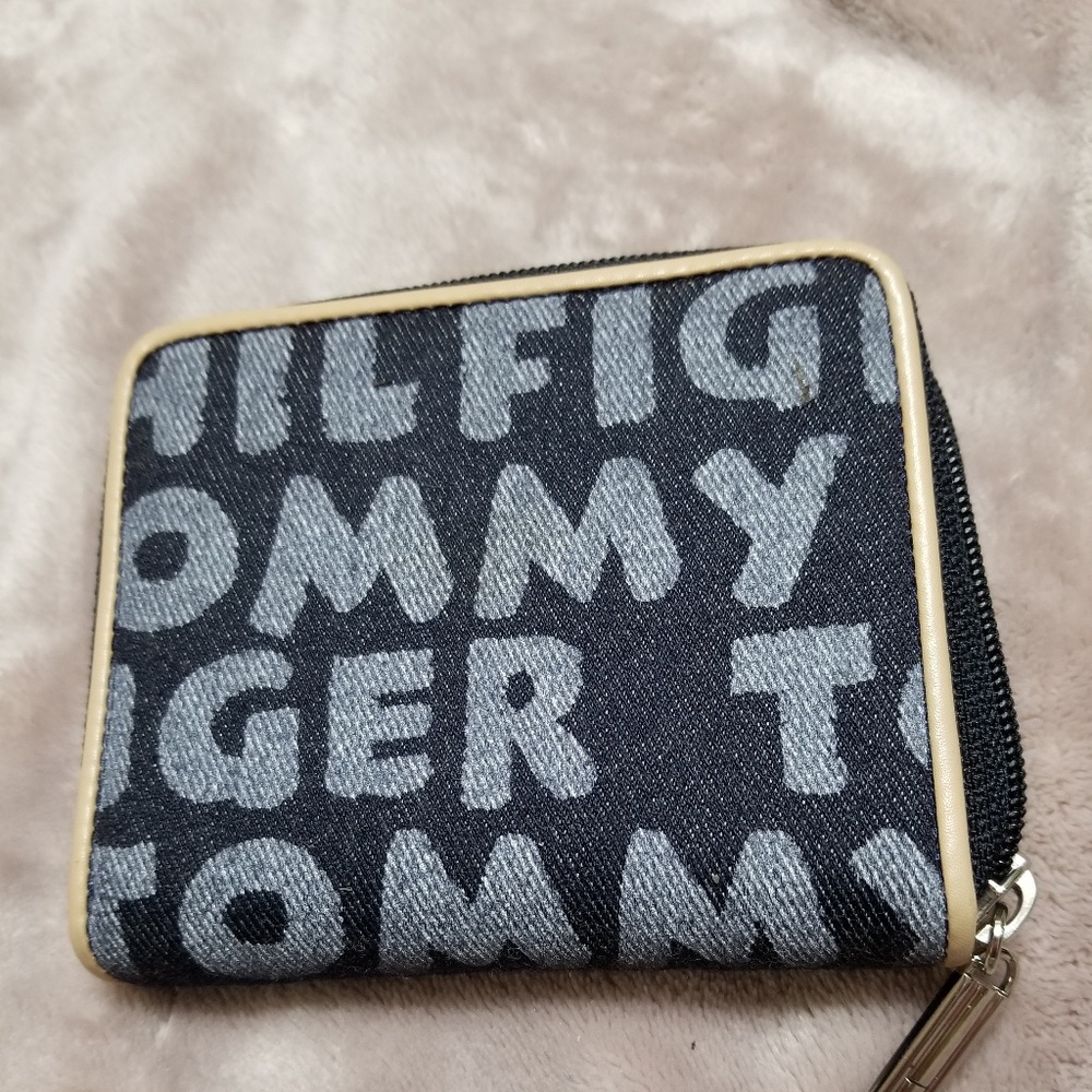 Small wallet with coin pocket